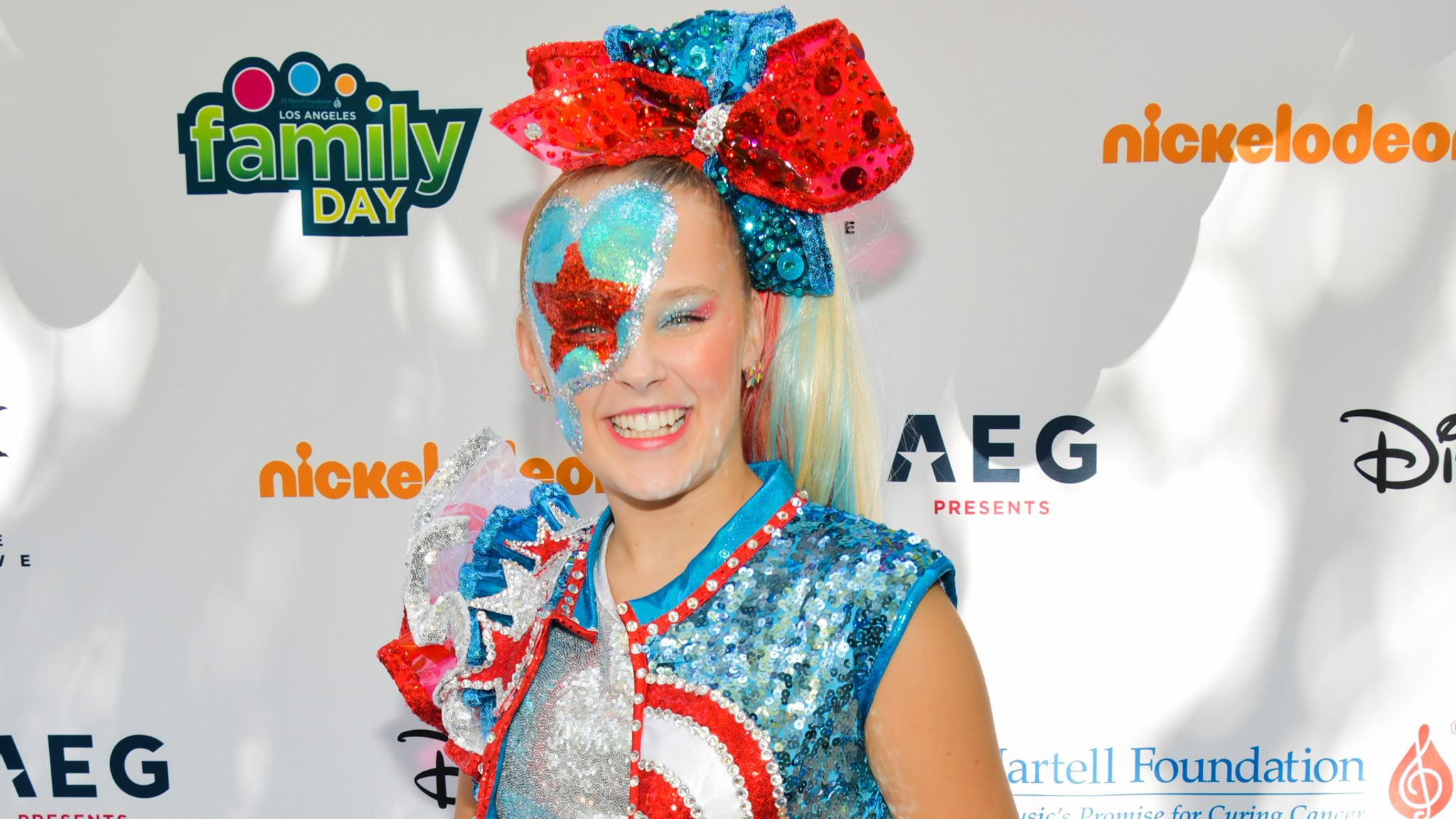 JoJo Siwa: YouTube star left 'crying for hours' by people 'driving by my  house and shouting mean things' | Ents & Arts News | Sky News